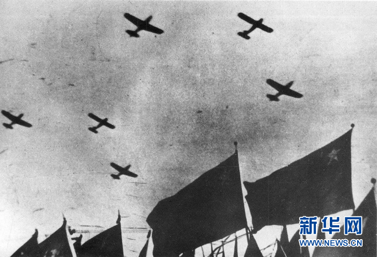 （新華全媒頭條·人民空軍70年·圖文互動(dòng)）（1）陽(yáng)光照耀奮飛的航程——黨中央、中央軍委和習(xí)主席關(guān)心人民空軍建設(shè)發(fā)展紀(jì)實(shí)