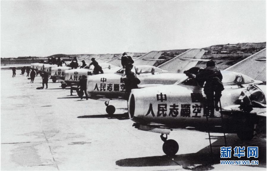 （新華全媒頭條·人民空軍70年·圖文互動(dòng)）（3）陽(yáng)光照耀奮飛的航程——黨中央、中央軍委和習(xí)主席關(guān)心人民空軍建設(shè)發(fā)展紀(jì)實(shí)
