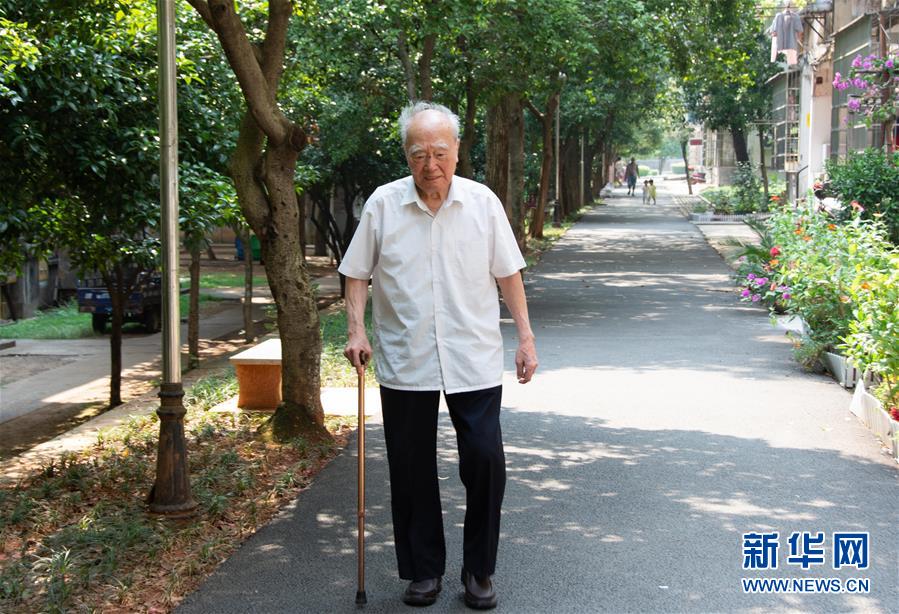 （新華全媒頭條·圖文互動）（9）滄海橫流 信仰彌堅——記共產(chǎn)黨員、湘潭大學(xué)九旬教授滄南