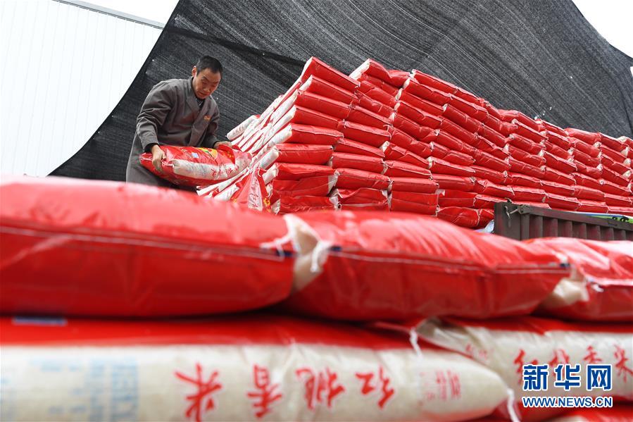 （在習(xí)近平新時(shí)代中國(guó)特色社會(huì)主義思想指引下——新時(shí)代新作為新篇章·總書(shū)記關(guān)切高質(zhì)量發(fā)展·圖文互動(dòng)）（4）穩(wěn)住“一頭豬”、供好“一袋米”、配好“一籃菜