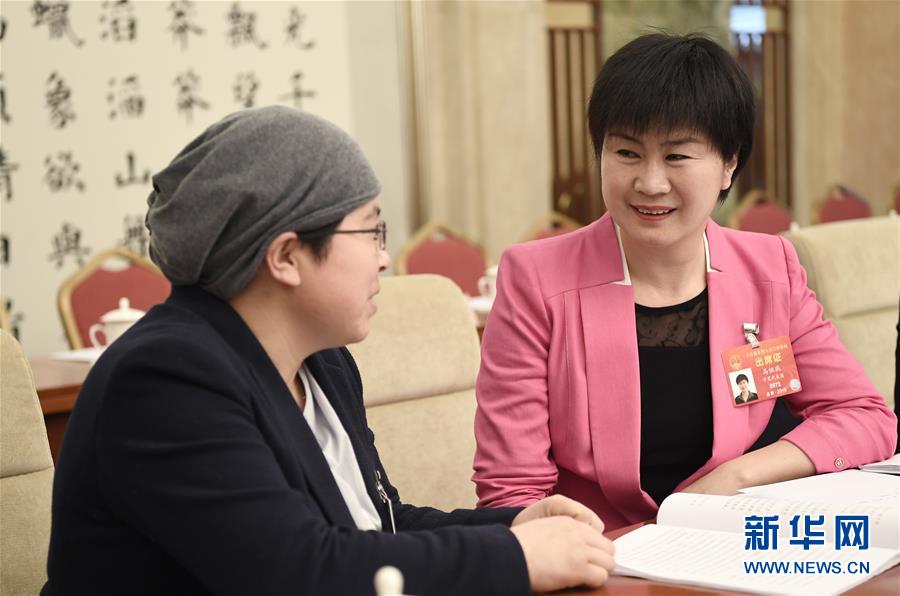 （兩會(huì)·圖片故事）（4）全國人大代表馬恒燕：讓城鄉(xiāng)學(xué)生共享“互聯(lián)網(wǎng)+教育”優(yōu)質(zhì)資源