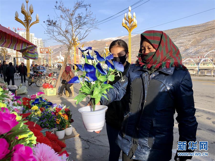 （新春走基層·圖文互動）（2）“只要備好年貨，新的一年就可以風(fēng)調(diào)雨順”——臘月藏區(qū)年貨市場見聞