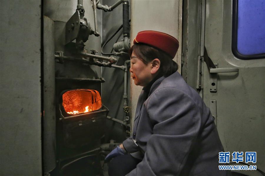 （新春走基層·圖文互動(dòng)）（2）小康路上，與“小慢車”同行——長(zhǎng)白山區(qū)綠皮火車二三事