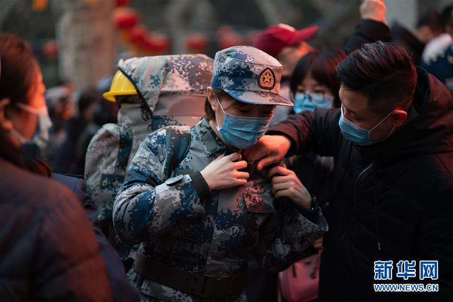 （新型肺炎疫情防控·圖文互動）（1）除夕夜，他們這樣出征——空軍軍醫(yī)大學(xué)醫(yī)療隊出征武漢疫區(qū)見聞