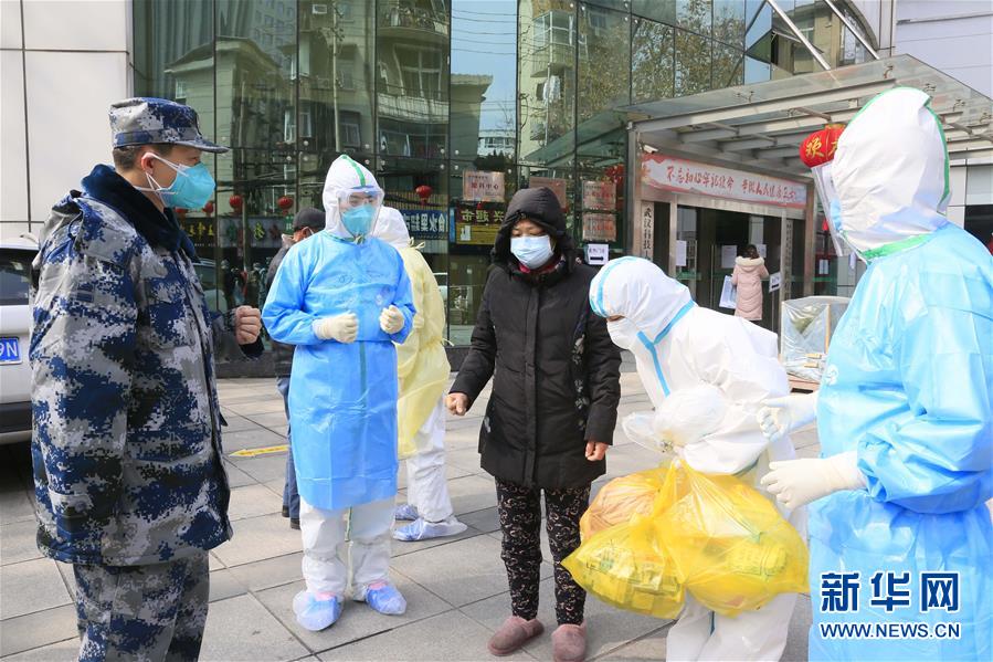 （新華全媒頭條&middot;圖文互動(dòng)）（1）黨旗，高高飄揚(yáng)在防控疫情斗爭(zhēng)第一線&mdash;&mdash;各級(jí)黨組織和廣大黨員干部投身疫情防控阻擊戰(zhàn)紀(jì)實(shí)