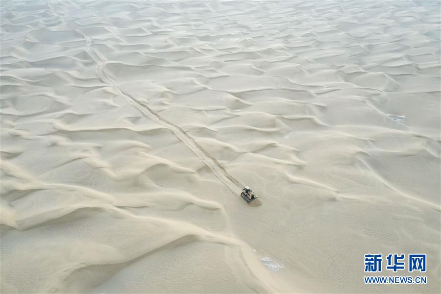 （新春走基層·圖文互動(dòng)）（2）特寫：與車為伴，獨(dú)行沙海