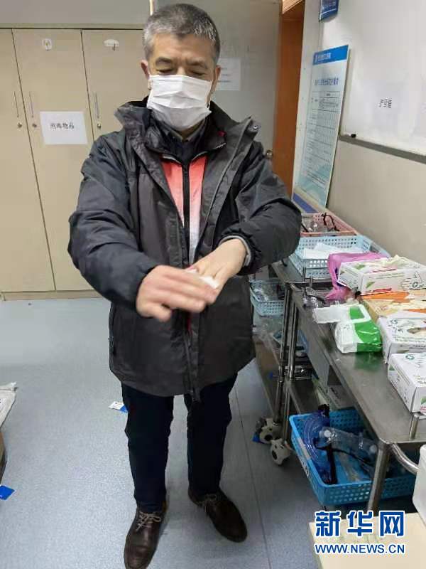 （新華全媒頭條·圖文互動）（3）戰(zhàn)紅區(qū)！——發(fā)生在武漢抗疫隔離病房內(nèi)的故事