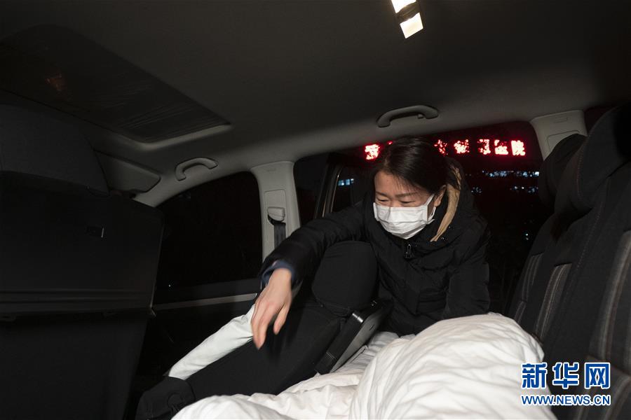 （一線抗疫群英譜·圖文互動(dòng)）（2）特寫：為節(jié)省10分鐘，這對(duì)醫(yī)護(hù)夫妻“以車為家”
