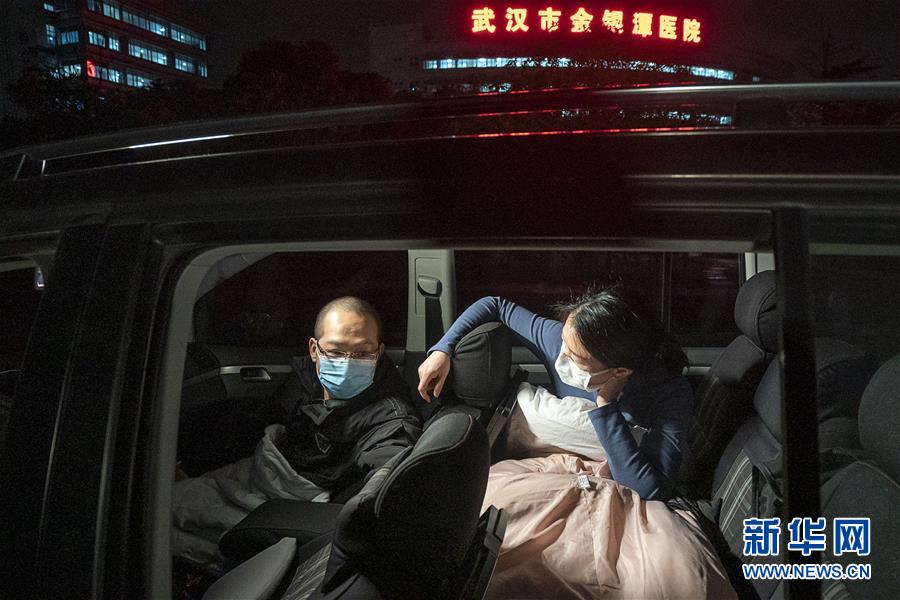 （一線抗疫群英譜·圖文互動(dòng)）（4）特寫：為節(jié)省10分鐘，這對(duì)醫(yī)護(hù)夫妻“以車為家”