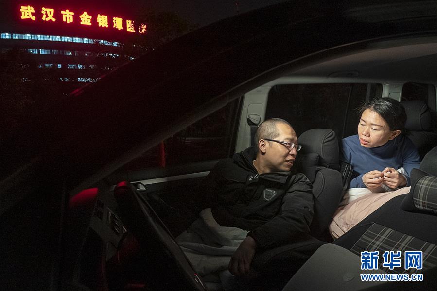 （一線抗疫群英譜·圖文互動(dòng)）（6）特寫：為節(jié)省10分鐘，這對(duì)醫(yī)護(hù)夫妻“以車為家”
