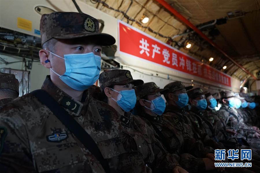 （一線抗疫群英譜·圖文互動）（4）起飛，在人民最需要的時刻——中部戰(zhàn)區(qū)空軍航空兵某團支援湖北抗“疫”空運記事