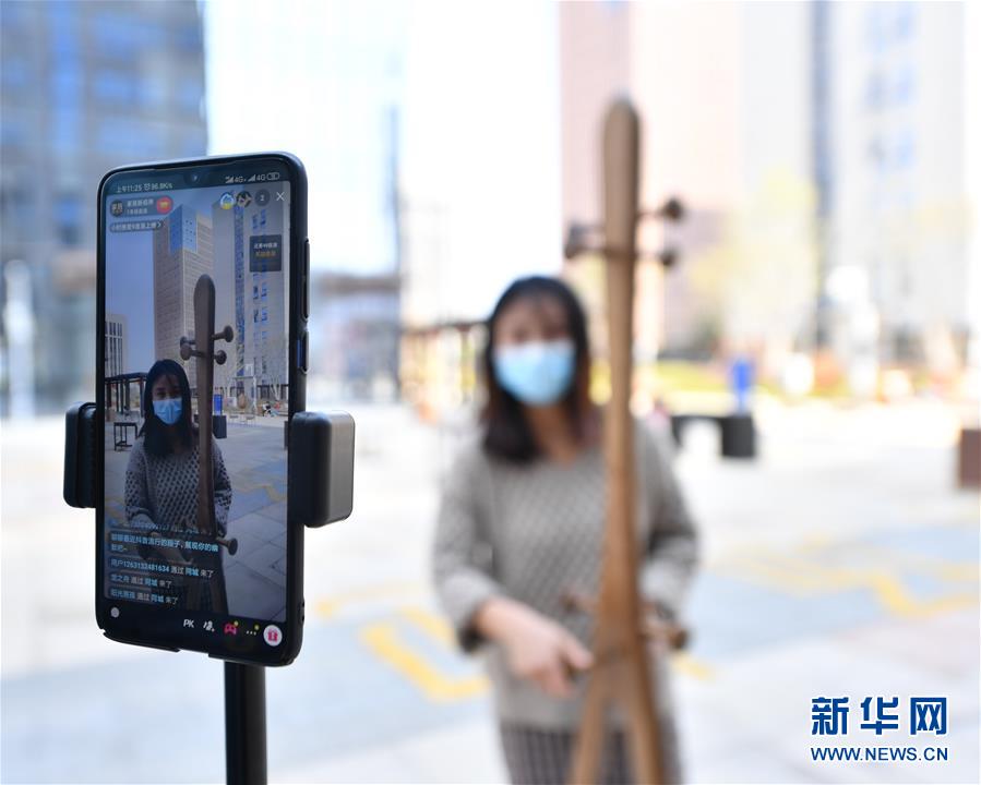 （圖文互動）（1）展會變直播 員工變網(wǎng)紅——千億元家具產業(yè)別樣復工復產路