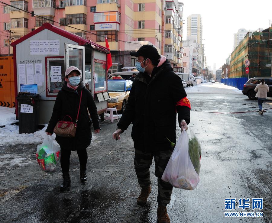 （聚焦疫情防控·圖文互動）（1）不知你是誰，知你為了誰——社區(qū)戰(zhàn)“疫”志愿者群像