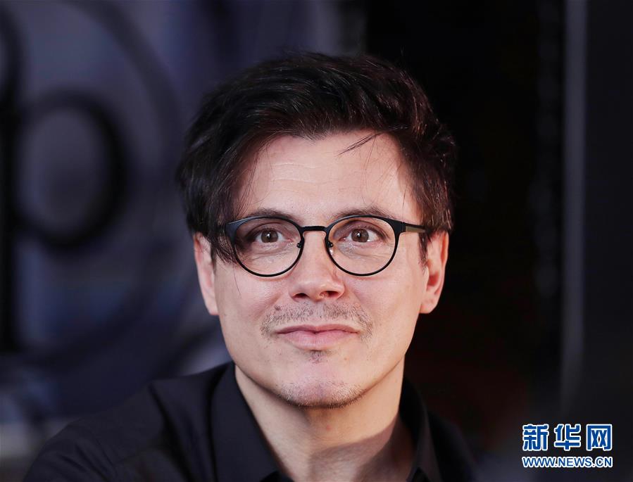 （國際·圖文互動）（6）通訊：手牽手，我們共同驅(qū)散陰霾——法國音樂人創(chuàng)作抗疫歌曲背后的故事