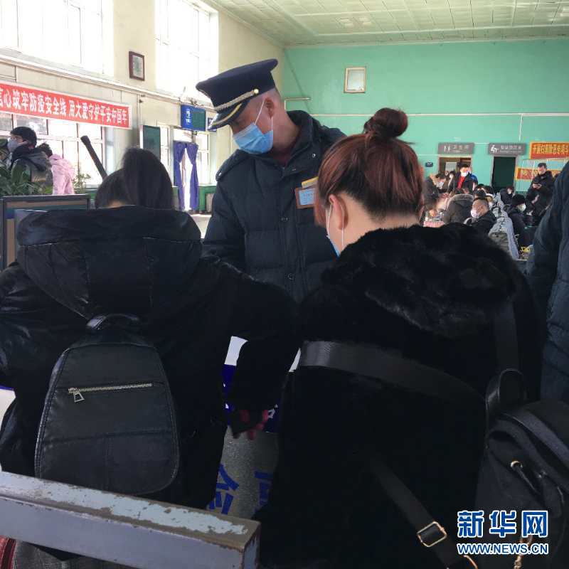 （新華網(wǎng)·圖文互動(dòng)）（2）疫情下，小站鐵路安檢員收獲10多萬(wàn)粉絲