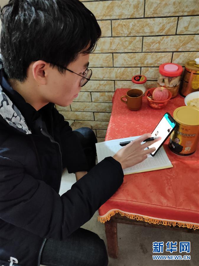（新華網(wǎng)·圖文互動(dòng)）（1）為“逆行者”后方護(hù)航，這些大學(xué)生的假期不一般