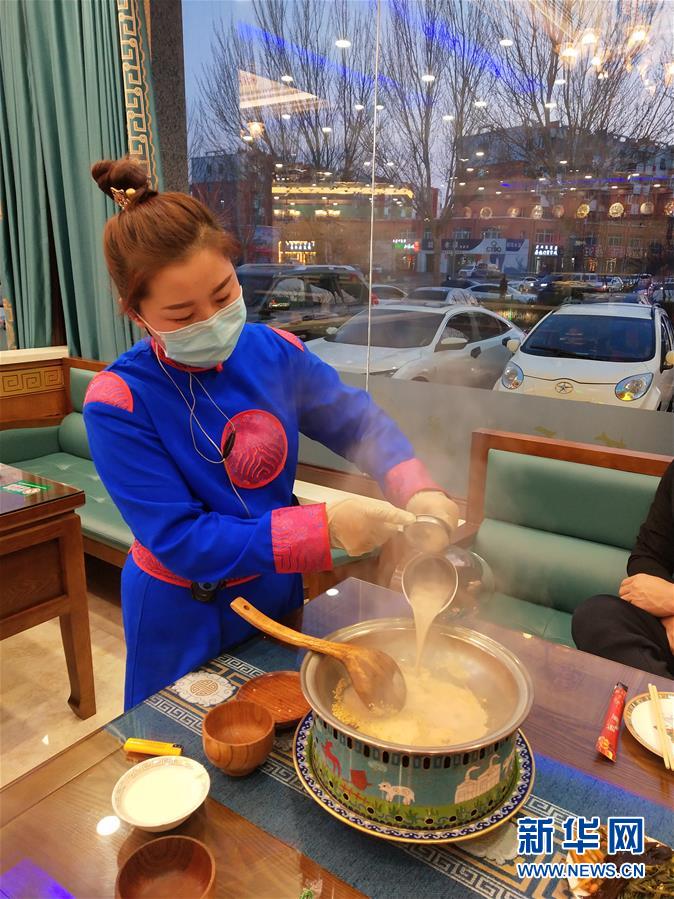 （圖文互動）（2）特寫：限人數(shù)、分餐吃、用公筷——偏遠小城“吃飯”見聞