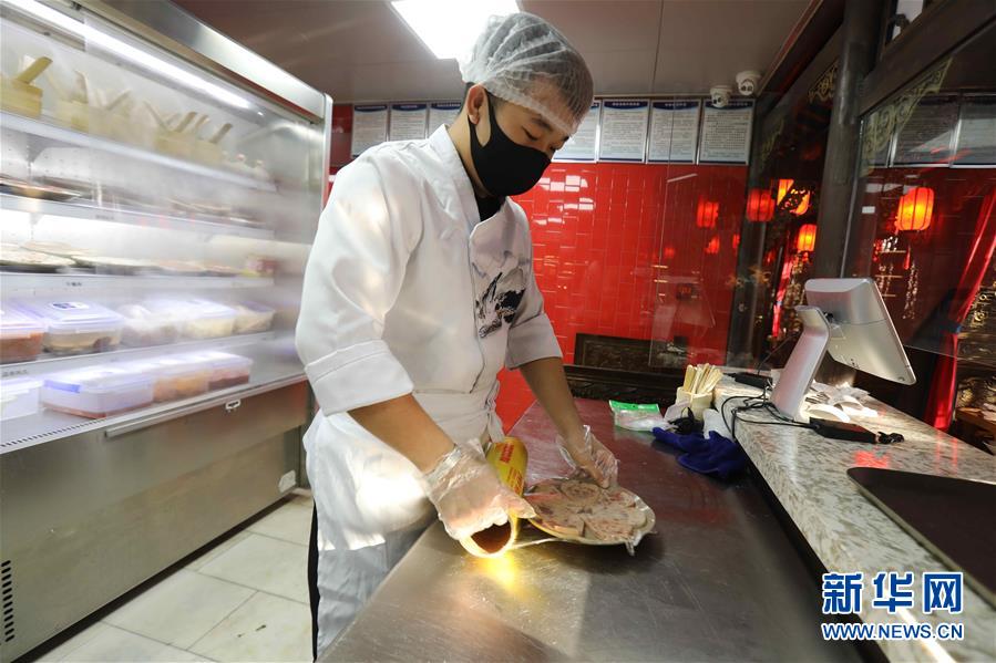（圖文互動）（4）特寫：限人數(shù)、分餐吃、用公筷——偏遠小城“吃飯”見聞