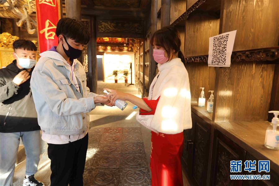 （圖文互動）（5）特寫：限人數(shù)、分餐吃、用公筷——偏遠小城“吃飯”見聞