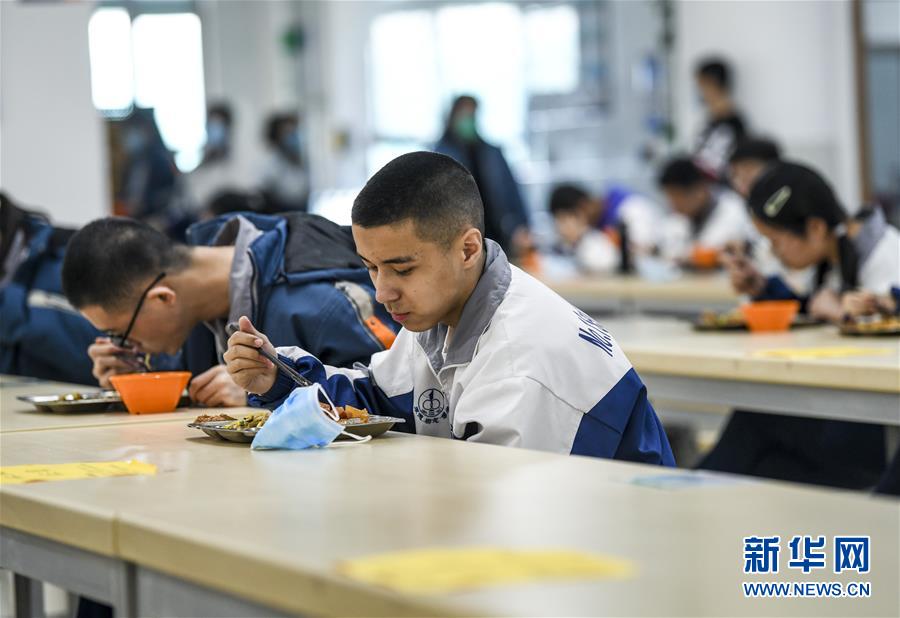 （圖文互動(dòng)）（6）“早”安同學(xué)，“早”安老師！——新疆初高中畢業(yè)班復(fù)課一周回訪見(jiàn)聞