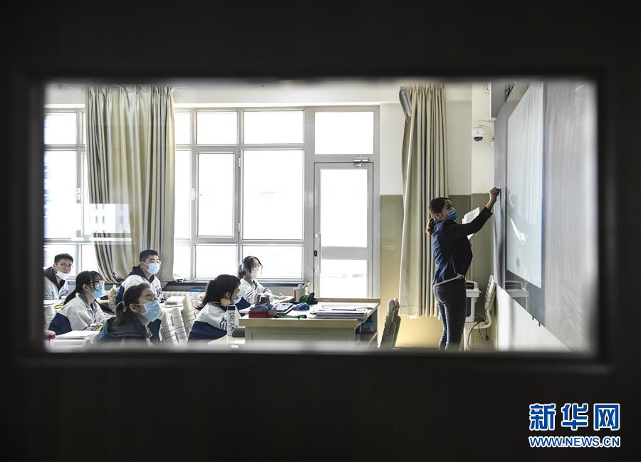 （圖文互動(dòng)）（10）“早”安同學(xué)，“早”安老師！——新疆初高中畢業(yè)班復(fù)課一周回訪見(jiàn)聞