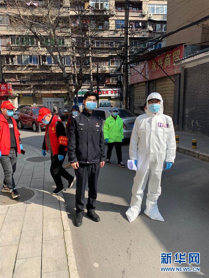 （習(xí)近平致敬的戰(zhàn)“疫”英雄·公安干警篇·圖文互動）（6）他們，抗疫一線鑄警魂