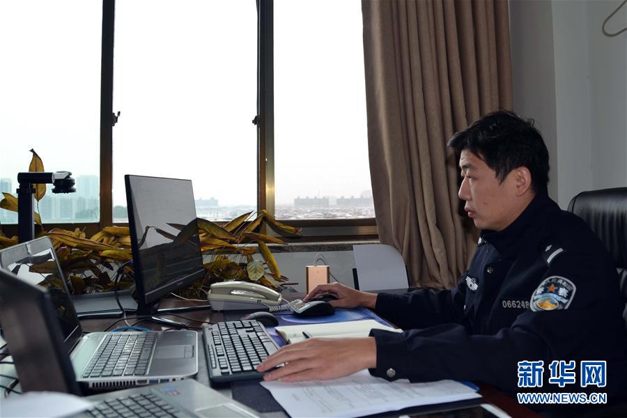（習(xí)近平致敬的戰(zhàn)“疫”英雄·公安干警篇·圖文互動）（8）他們，抗疫一線鑄警魂