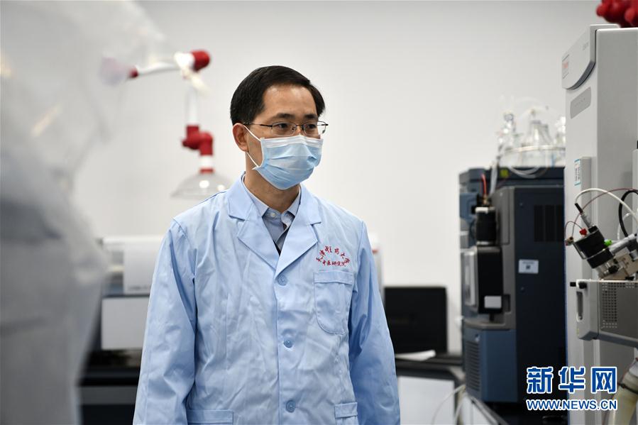 （習(xí)近平致敬的戰(zhàn)“疫”英雄·科技工作者篇·圖文互動）（6）他們，爭分奪秒與病魔較量