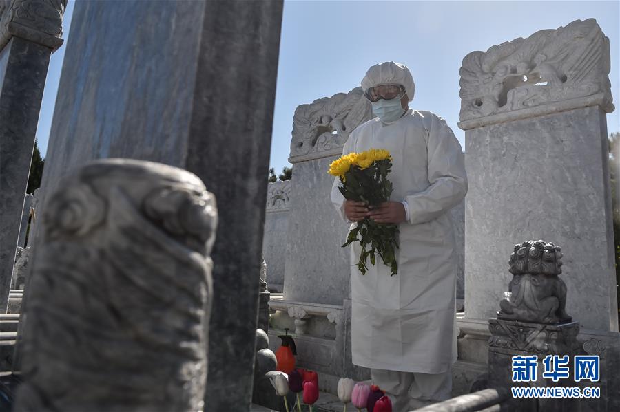 （圖文互動）（3）網(wǎng)上預(yù)約、分時祭掃、代祭服務(wù)——北京八寶山人民公墓清明祭掃見聞