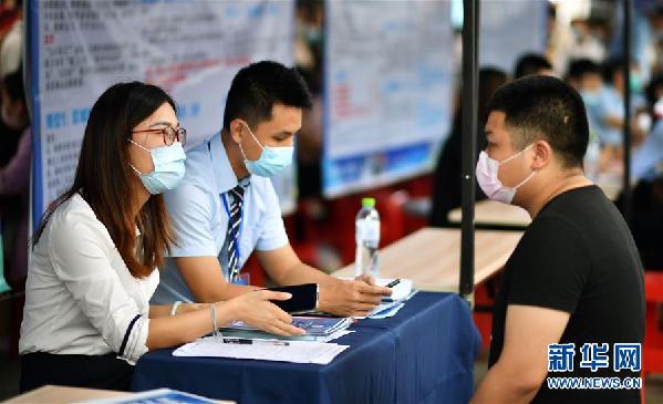 （聚焦復(fù)工復(fù)產(chǎn)）（3）?？谂e辦&ldquo;戰(zhàn)疫情&middot;促就業(yè)&rdquo;招聘會(huì)