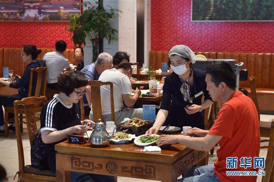 （圖文互動(dòng)）（3）北京節(jié)日市場(chǎng)復(fù)工忙、人氣旺