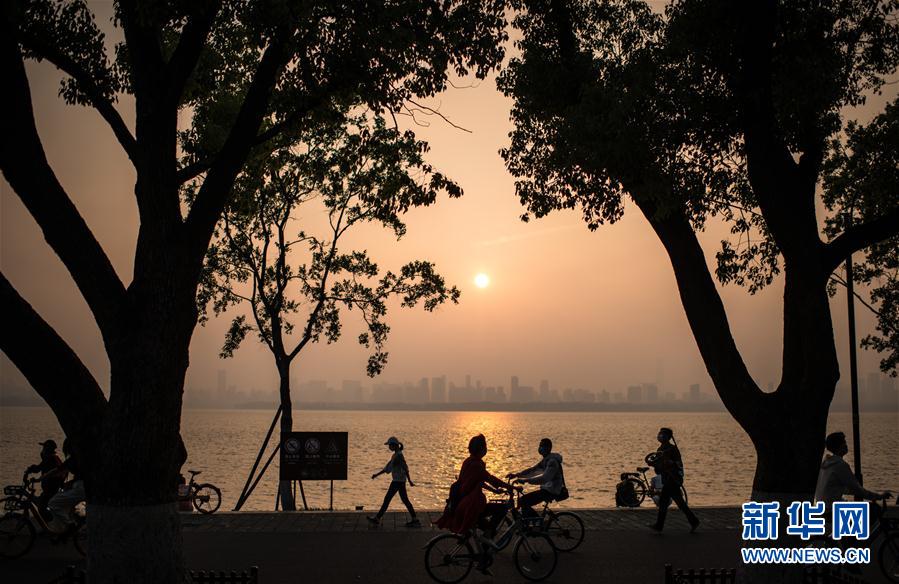 （新華全媒頭條&middot;圖文互動）（2）人氣回暖 消費(fèi)復(fù)蘇 健康出行&mdash;&mdash;加長版&ldquo;五一&rdquo;假期觀察 