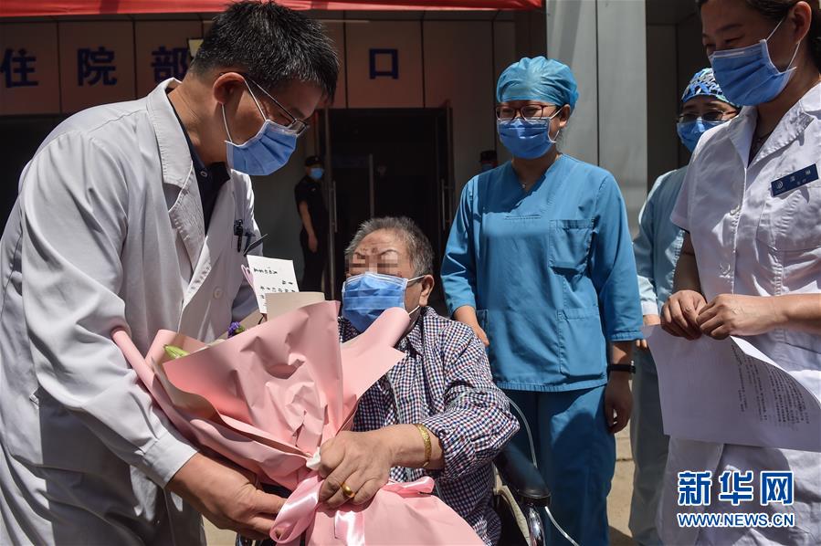（新華全媒頭條·圖文互動）（1）“始終把人民群眾生命安全和身體健康放在第一位”——中國抗疫彰顯“生命至上、人民至上”理念