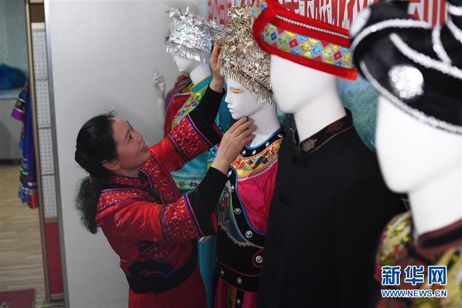 （兩會人物·圖文互動）（5）帶娃、賺錢兩不誤——一位農(nóng)民工代表眼中的脫貧新工作