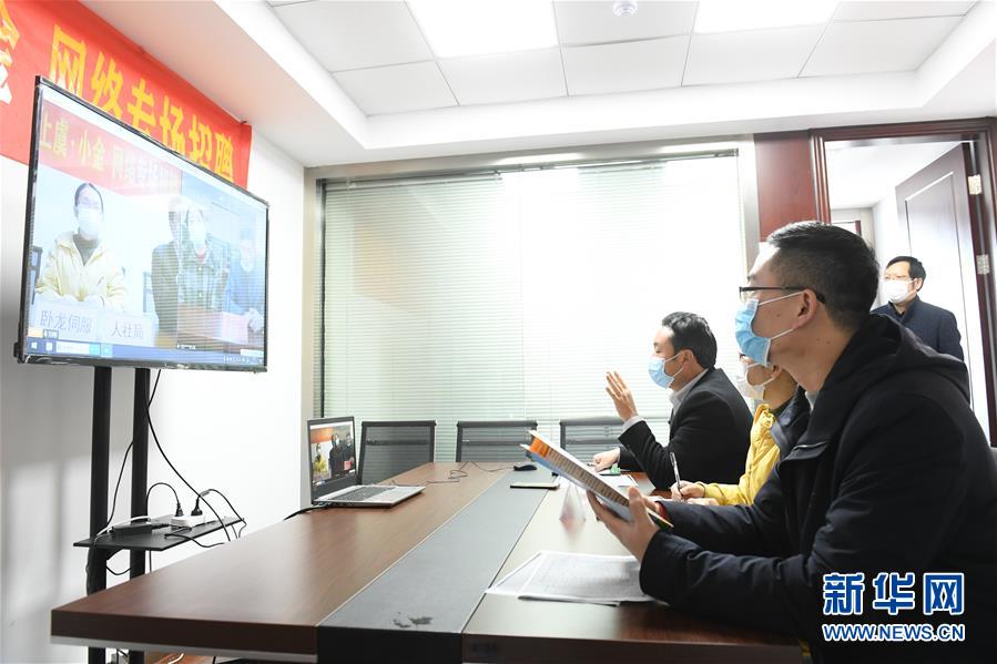 （新華全媒頭條·圖文互動(dòng)）（18）從人民中汲取磅礴力量——習(xí)近平總書記同出席2020年全國兩會(huì)人大代表、政協(xié)委員共商國是紀(jì)實(shí)