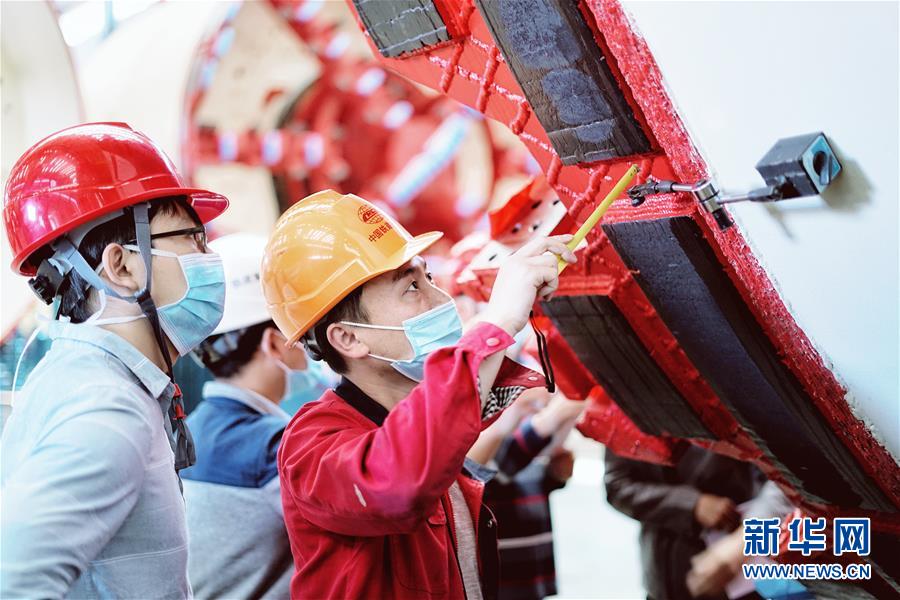 （在習(xí)近平新時代中國特色社會主義思想指引下——新時代新作為新篇章·習(xí)近平總書記關(guān)切事·圖文互動）（1）最有力的支撐，最堅決的攀登——記錄奮戰(zhàn)在復(fù)工復(fù)產(chǎn)一線的科技工作者