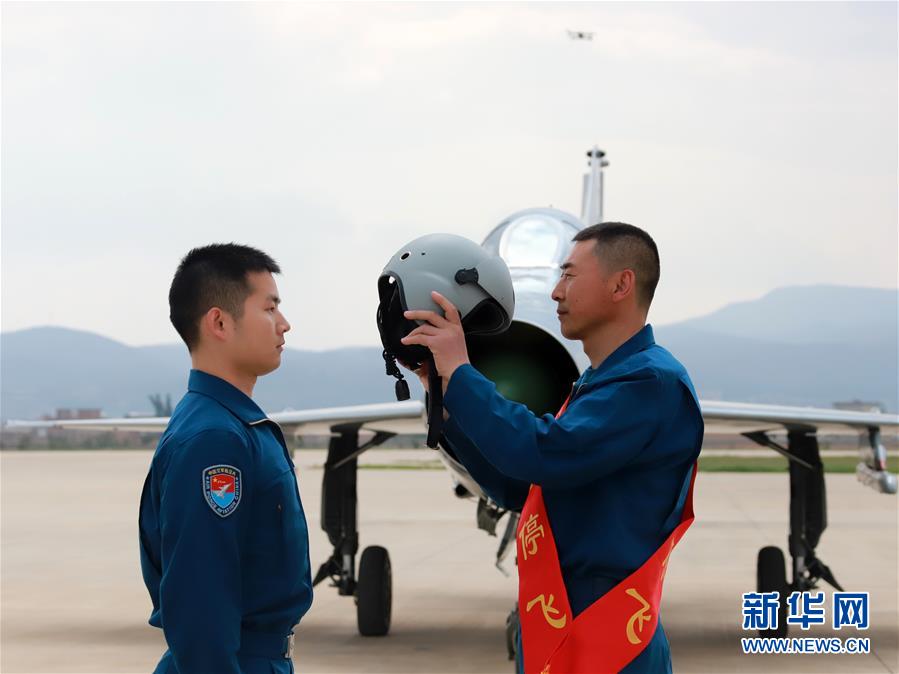 （圖文互動(dòng)）（2）5290小時(shí)！中國(guó)空軍殲擊機(jī)飛行紀(jì)錄保持者光榮停飛