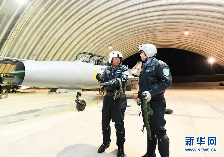 （圖文互動(dòng)）（5）5290小時(shí)！中國(guó)空軍殲擊機(jī)飛行紀(jì)錄保持者光榮停飛