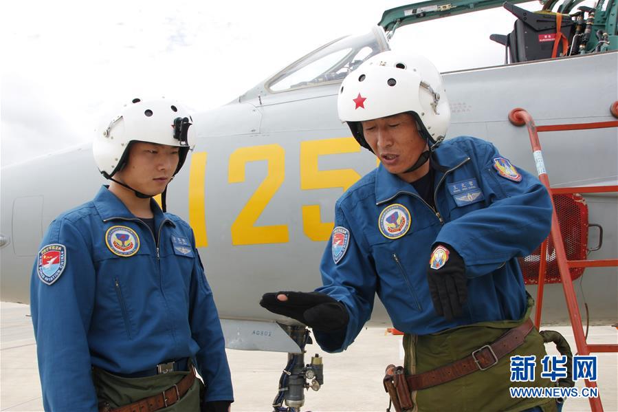 （圖文互動(dòng)）（6）5290小時(shí)！中國(guó)空軍殲擊機(jī)飛行紀(jì)錄保持者光榮停飛