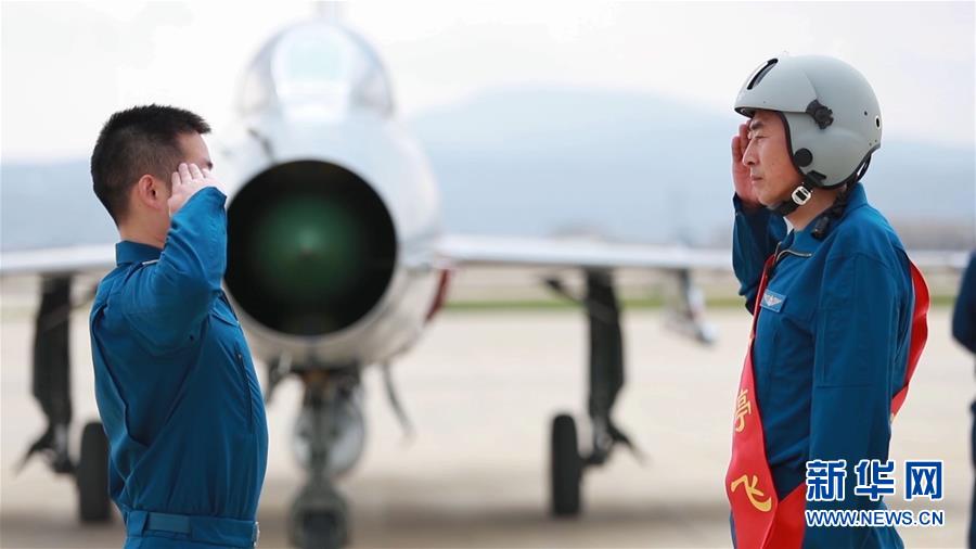 （圖文互動(dòng)）（8）5290小時(shí)！中國(guó)空軍殲擊機(jī)飛行紀(jì)錄保持者光榮停飛