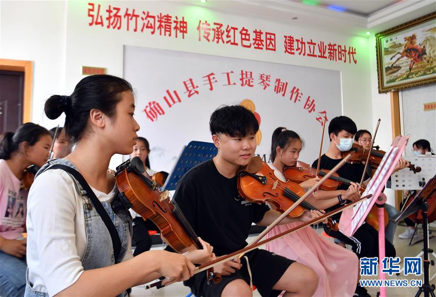 （走向我們的小康生活·圖文互動）（8）放下鋤頭，卻撥動命運(yùn)的琴弦