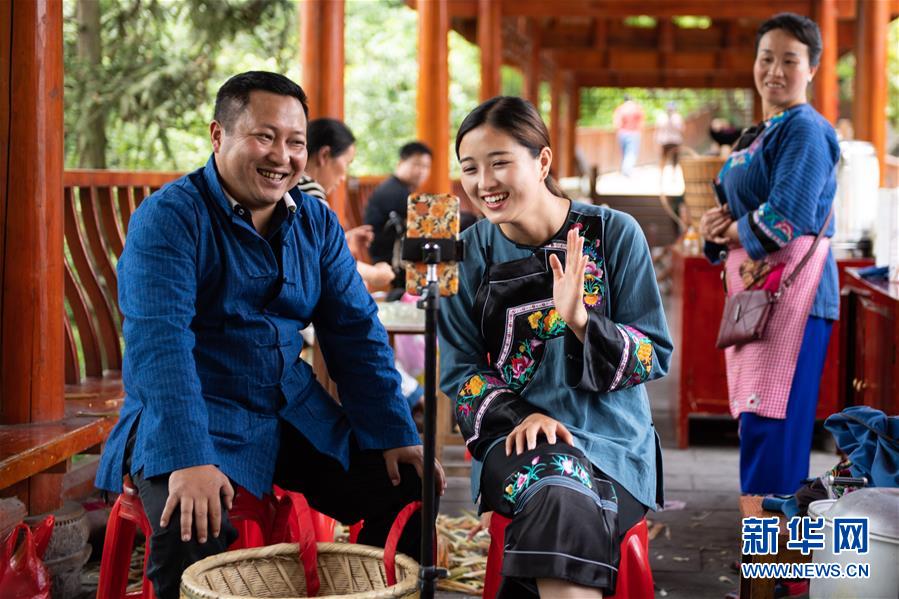 （新華全媒頭條·走向我們的小康生活·圖文互動）（10）那山，那人，那苗寨——十八洞村三代人的奮斗史