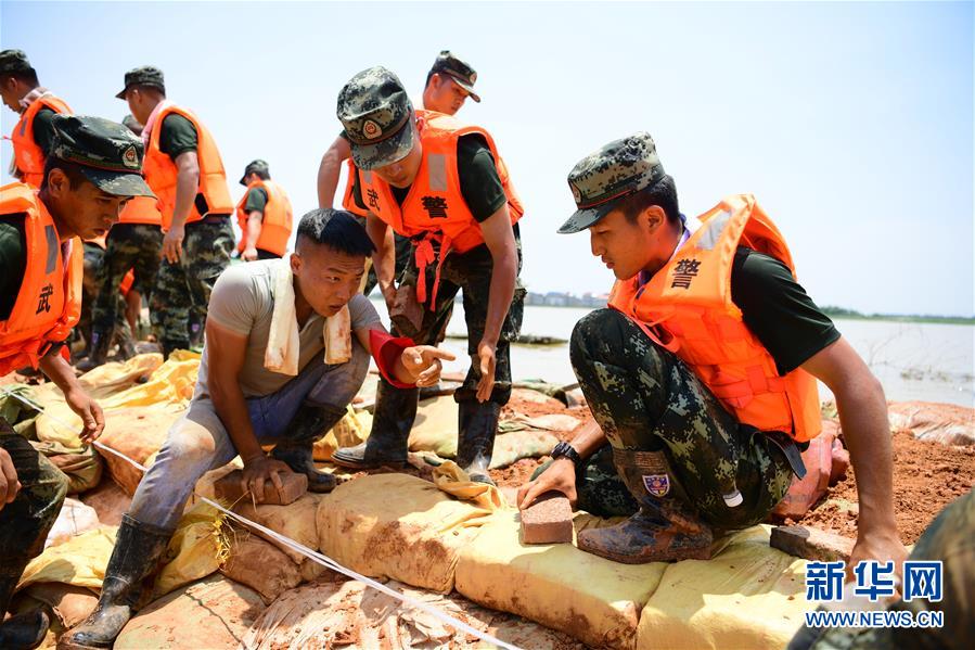 （防汛抗洪·圖文互動(dòng)）（2）洪水不退，子弟兵誓死不退——解放軍和武警部隊(duì)官兵參與洪澇災(zāi)害搶險(xiǎn)救援記事