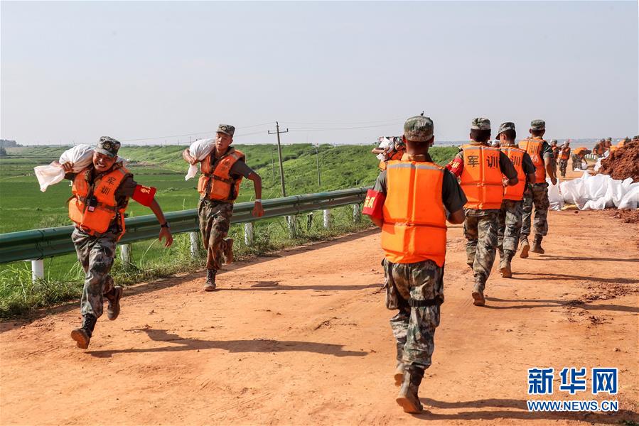 （防汛抗洪·圖文互動(dòng)）（5）洪水不退，子弟兵誓死不退——解放軍和武警部隊(duì)官兵參與洪澇災(zāi)害搶險(xiǎn)救援記事