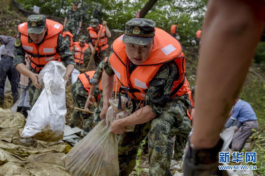 （防汛抗洪·圖文互動(dòng)）（6）洪水不退，子弟兵誓死不退——解放軍和武警部隊(duì)官兵參與洪澇災(zāi)害搶險(xiǎn)救援記事