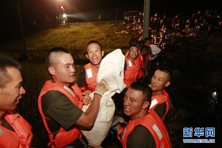（防汛抗洪·圖文互動(dòng)）（8）洪水不退，子弟兵誓死不退——解放軍和武警部隊(duì)官兵參與洪澇災(zāi)害搶險(xiǎn)救援記事
