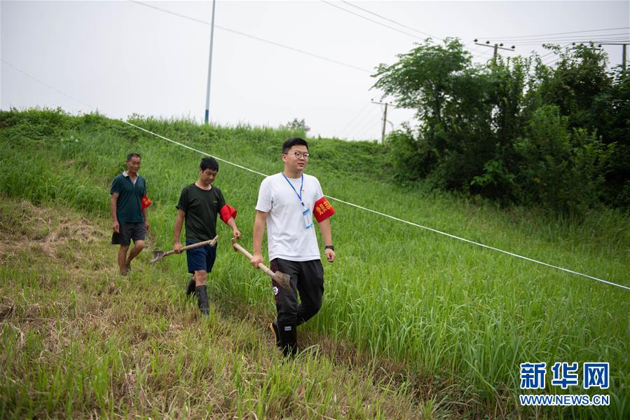 （防汛抗洪·圖文互動(dòng)）（3）在大堤上成長(zhǎng)，為人民守護(hù)——洪水中的青年“生力軍”