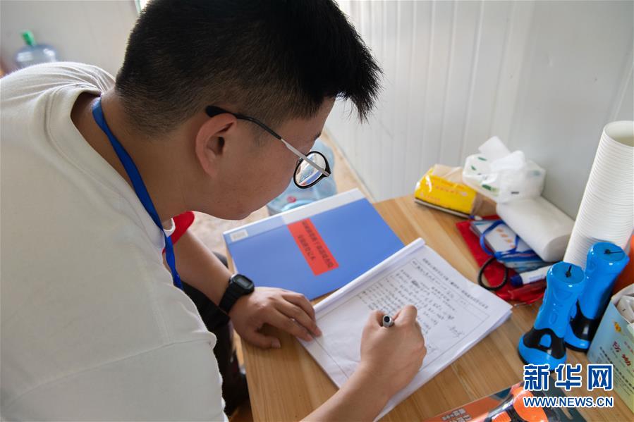 （防汛抗洪·圖文互動(dòng)）（4）在大堤上成長(zhǎng)，為人民守護(hù)——洪水中的青年“生力軍”