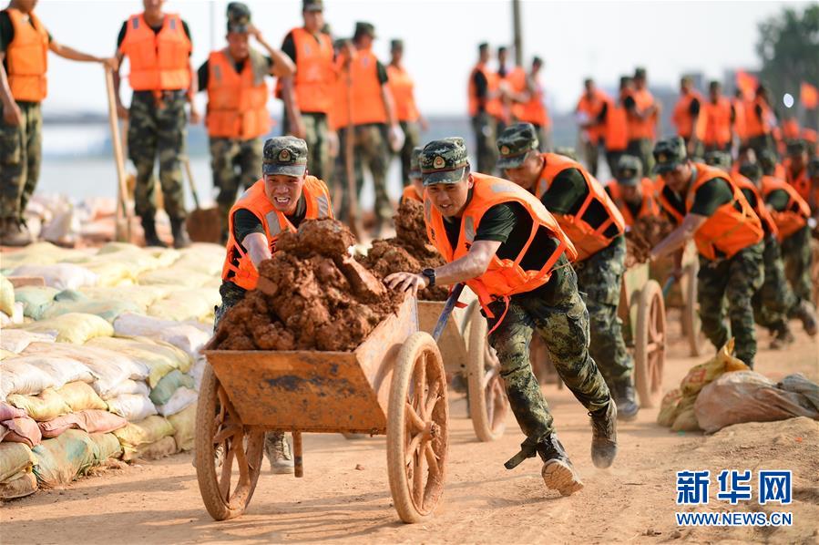 (防汛抗洪·圖文互動)(3)解放軍和武警抗洪搶險(xiǎn)部隊(duì)各級黨組織充分發(fā)揮戰(zhàn)斗堡壘作用