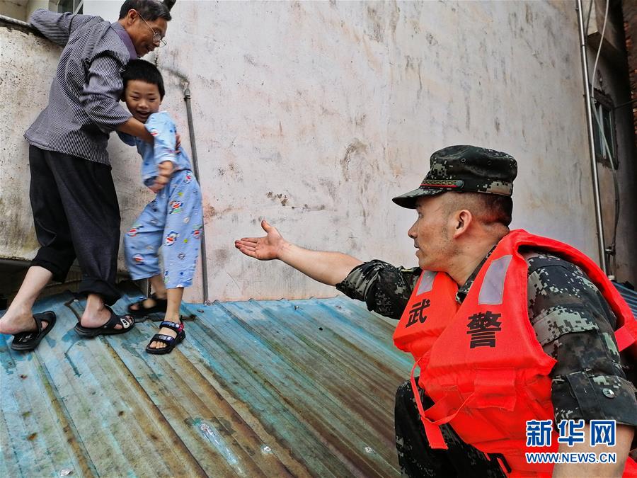 (防汛抗洪·圖文互動)(6)解放軍和武警抗洪搶險(xiǎn)部隊(duì)各級黨組織充分發(fā)揮戰(zhàn)斗堡壘作用